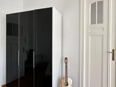 Schlafzimmer mit Kleiderschrank