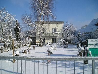 Außenansicht des Gebäudes. Ferienhaus im Winter mit Ferienwohnungen im EG + OG