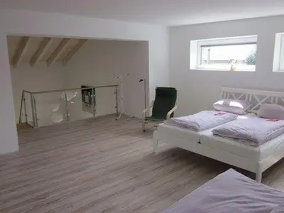 Schlafbereich. Maisonette Ferienwohnung mit Doppelbett 180 cm breit