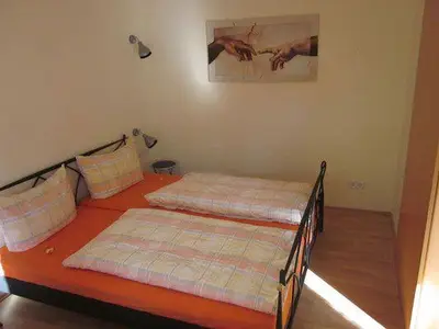 Schlafbereich. das Schlafzimmer mit Doppelbett, 180 cm breit