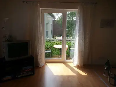 Balkon. Blick vom Wohnraum auf den Balkon