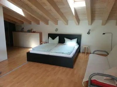 Schlafbereich. Doppelbett 180 cm breit und Schlafcouch