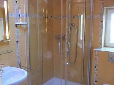 Bad/Dusche. Bad mit Dusche, WC und Fenster