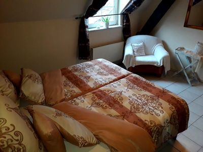 Boxspring-Doppelbett Schlafzimmer mit vier Platz für ein Kinderreisebett 