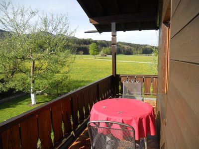 Balkon mit Tisch