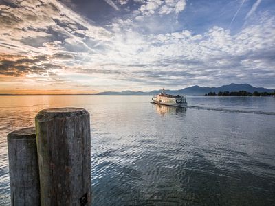 Der wunderschöne Chiemsee mit seinem malerischen Bergen.