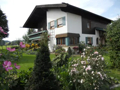 Außenansicht mit Garten