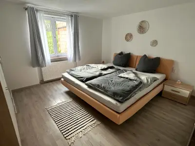 Schlafzimmer mit einem Bett in Überlänge
