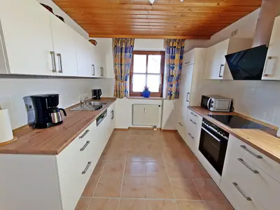 große, gut ausgestattete Küche