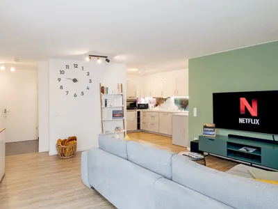 Der geschmackvoll eingerichtete Wohnraum strahlt eine angenehme Atmosphäre aus, in der Du dich wie zu Hause fühlen kannst.