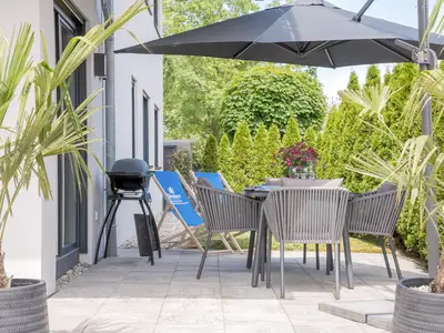 Großzügige Terrasse im Grünen für entspannte Stunden im Freien und genussvolle Grillabende.