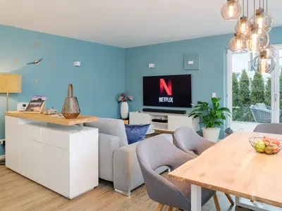 Der 65 Zoll Smart-TV bietet mit Netflix und Internet-TV einige Unterhaltungsmöglichkeiten.