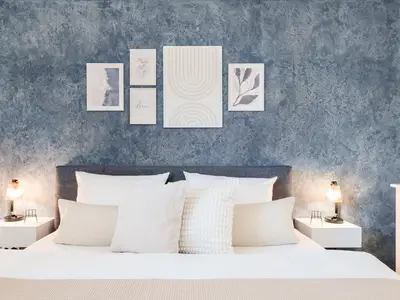 Mit einem komfortablen Bett und einer ansprechenden Einrichtung sorgt das Schlafzimmer für eine erholsame Nachtruhe.