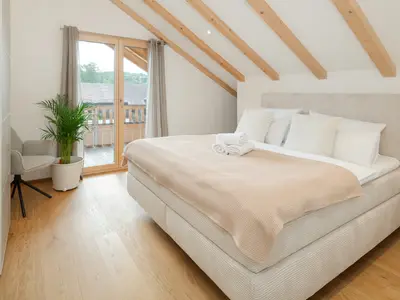 Für einen erholsamen Schlaf sorgt im großen Schlafzimmer ein 1,80m Boxspringbett mit gemütlicher Bettwäsche.