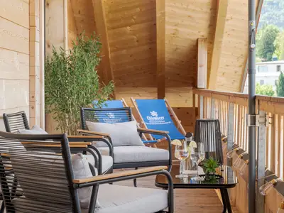 Zwei gemütliche Liegestühle und Loungemöbel laden zum Entspannen und Sonnenbaden ein.