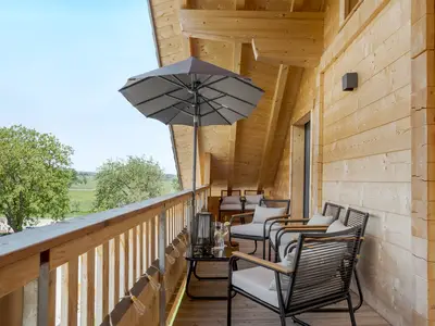 Der großzügige Balkon für entspannte Stunden im Freien und der perfekte Ort um den Sonnenuntergang zu genießen.