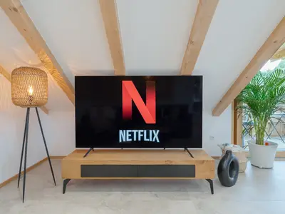 Kostenlos zur Verfügung steht euch NETFLIX & Waipu-TV (Internetfernsehen- und Video-on-Demand-Plattform).