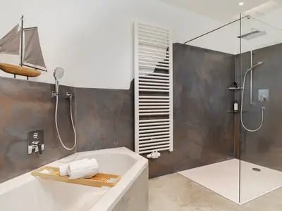 Tauchen Sie ein in purer Entspannung in unserem stilvollen Badezimmer.