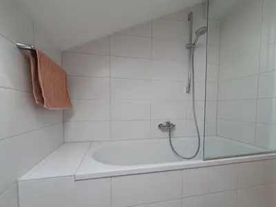 das Badzimmer mit Badewanne
