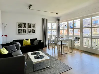 Wohn- und Esszimmer m. bodentiefer Fensterfront und Bergblick