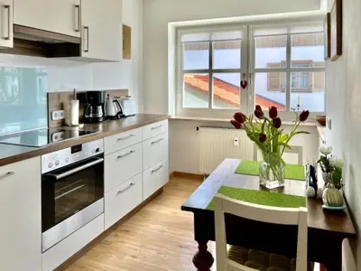 Moderne Küche mit schönem Essplatz