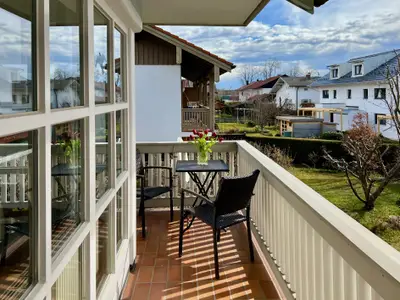 Eck-Balkon (hier: Südseite) mit Blick ins Grüne und in die Berge