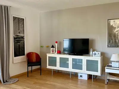 Blick vom Sofa auf das Lowboard mit TV und Radio