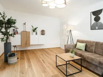 Der Wohnraum ist geschmackvoll eingerichtet und strahlt eine angenehme Atmosphäre aus