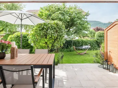 Vom Wohnzimmer gelangt ihr direkt auf die private Terrasse – perfekt für entspannte Stunden im Freien.