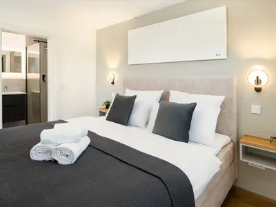 Mit einem komfortablen Bett und einer ansprechenden Einrichtung sorgt das Schlafzimmer für eine erholsame Nachtruhe.