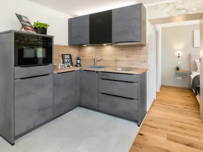 Großzügige und bestens ausgestatteten Küche mit einer Vielzahl von Annehmlichkeiten.