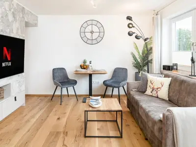 Der 55 Zoll Smart-TV bietet  einige Unterhaltungsmöglichkeiten.