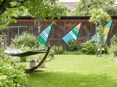Unser Garten ist ein Highlight für Groß und Klein: Liegestühle und eine Hängematte zum Relaxen.