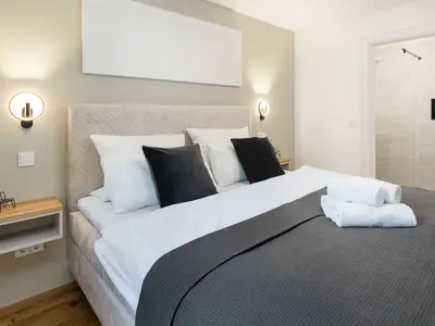 Mit einem komfortablen Bett und einer ansprechenden Einrichtung sorgt das Schlafzimmer für eine erholsame Nachtruhe.