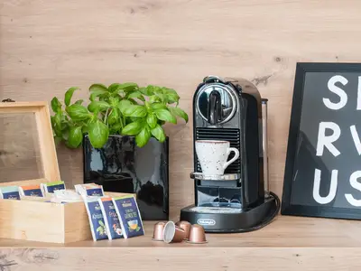 Tee oder Kaffee aus der NESPRESSO-Kapselmaschine.