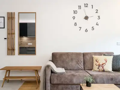 Das hochwertige Sofa bietet den perfekten Platz für entspannte Stunden und gemütliche TV-Abende.