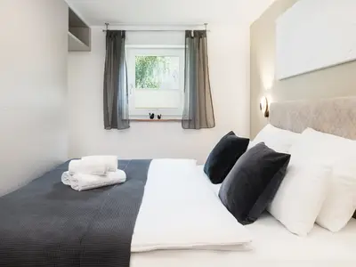 Für einen erholsamen Schlaf sorgt im großen Schlafzimmer ein 1,80m Boxspringbett mit gemütlicher Bettwäsche.