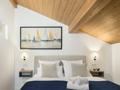 Für einen erholsamen Schlaf sorgt im großen Schlafzimmer ein 1,80m Boxspringbett mit gemütlicher Bettwäsche.