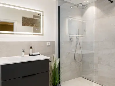 Nach einem ereignisreichen Tag kannst Du Dich in der begehbaren Dusche wunderbar erfrischen.