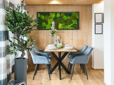 Der Wohnbereich ist hell und bietet dank der Holzdecke eine warme Atmosphäre.