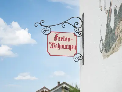 Wir freuen uns, euch in unseren renovierten Ferienwohnungen am Chiemsee zu begrüßen!