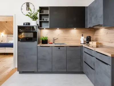 Kühlgefrierkombination, Backofen, Spülmaschine und eine Kaffeemaschine.