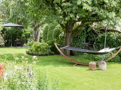 Großer, liebevoll gepflegter Garten – perfekt zum Entspannen