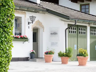 E-Ladestation für Elektroautos, Parkplätze und eine abschließbare Fahrradgarage.