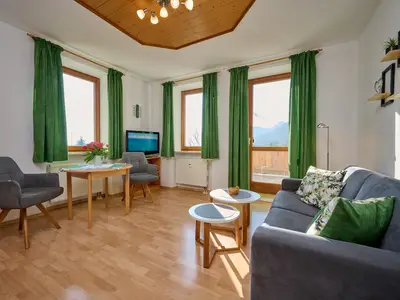 Wohnzimmer mit Blick auf Balkon