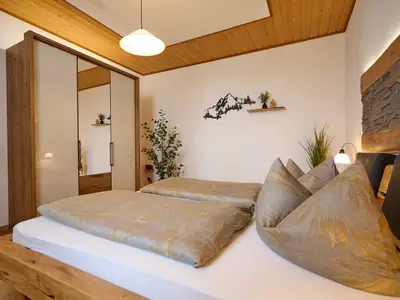 Doppelbett mit Blick auf Kleiderschrank