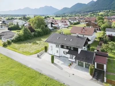 Eingebettet zwischen den Chiemgauer Bergen und dem wunderschönen Chiemsee liegt unser Ferienhaus in einer ruhigen Wohngegend.