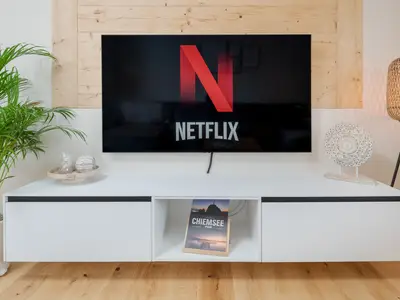 Der 65 Zoll Smart-TV bietet  einige Unterhaltungsmöglichkeiten.
