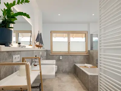 Um Deine Wäsche vor Ort zu waschen, steht ein Waschtrockner zur Verfügung.