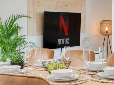 Heller & stilvoller Essplatz für gemütliches Beisammensein.